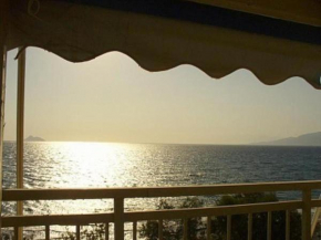 Гостиница Sunset Holiday Home in Kalamaki  Kalamaki